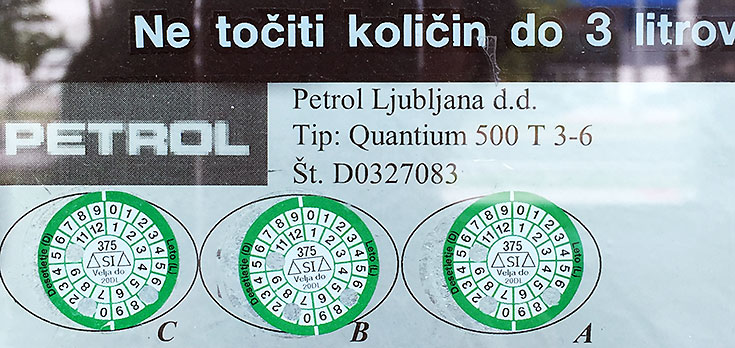 samouničljiva nalepka