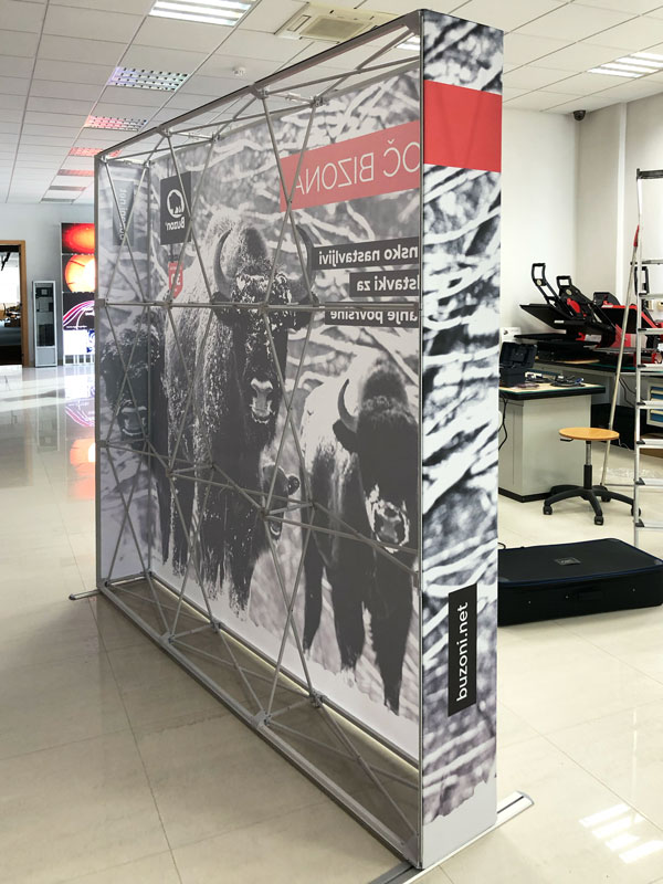 pop up tekstilna stena- zadaj