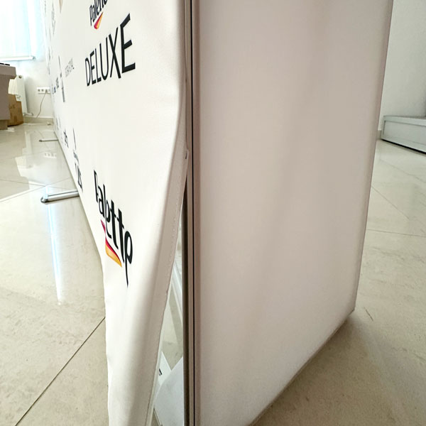 pop up tekstilna stena- zadaj