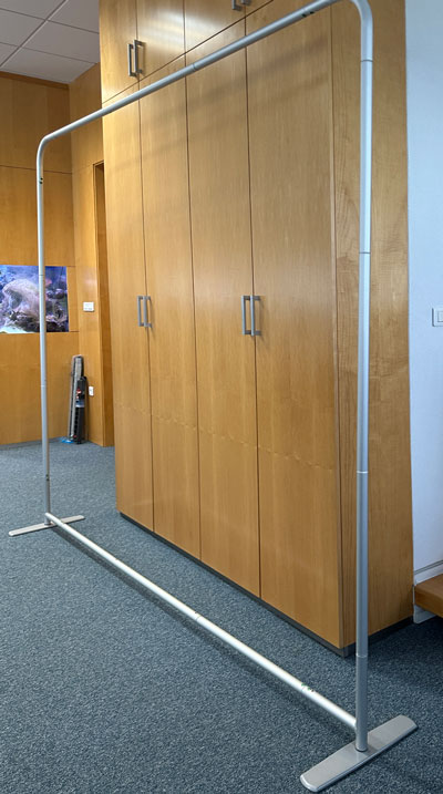 ukrivljena stena z grafiko