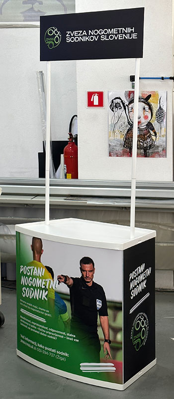 sejemska stojnica s polico